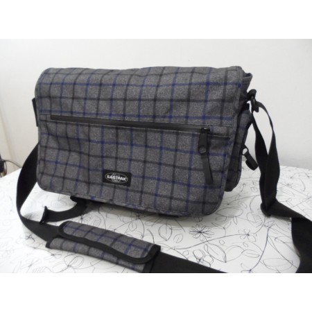 Стильна сумка мессенджер від Eastpak /оригінал з голограмою