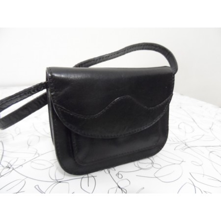 Маленька шкіряна сумка на плече/ремінь