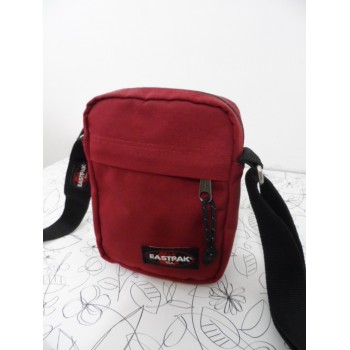 Культова сумка THE ONE на плече від Eastpak