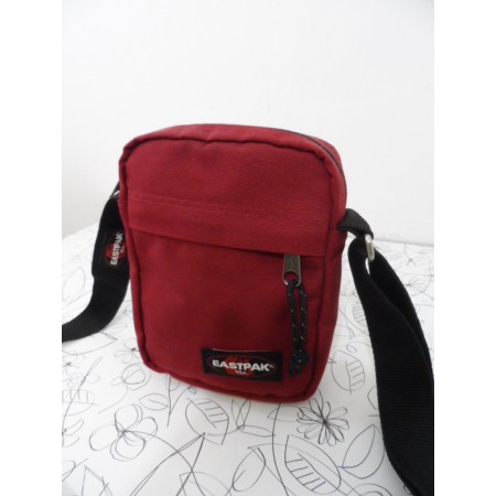 Культова сумка THE ONE на плече від Eastpak